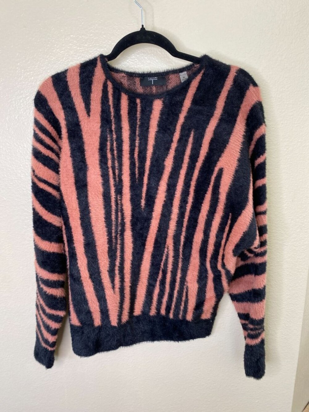 Tahari Womens Zebra Stripe Knit Fuzzy Heavy Sweater M Black Pink Crewneck Nylon